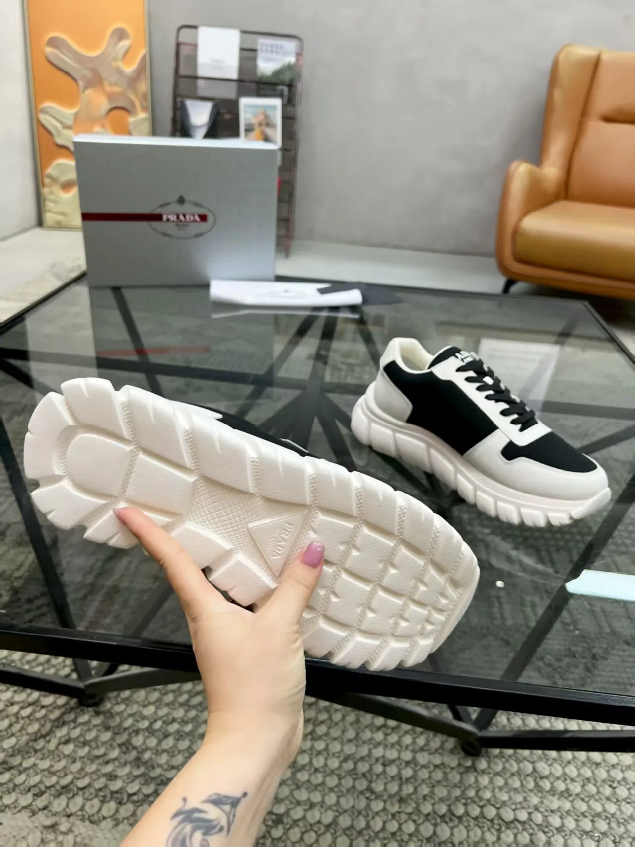 P420 Yuan 38-45 Prada Prada’s new men’s genuine leather sneakers, the highest version on the market, any comparison is welcome🆚! The original leather has excellent texture and is super high-end! Fetal sheep net lining imported from Italy, removable pad! Luxurious materials and fine workmanship, highly recommended!